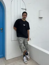 Bermuda corte ancho con estampado camuflado pixelado.
