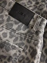 Minifalda de denim con estampado animal print tipo leopardo en tonos grises y blancos, de tiro medio y corte recto.