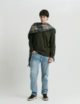 Remera de manga larga con cuello polo, confeccionada en tejido de punto canalé francés. Presenta abotonadura frontal con botones de madera y detalles a contratono en la cartera y el interior del cuello.
