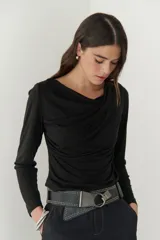Remera negra de viscosa con cuello drapeado y mangas largas.