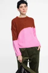 Sweater tejido en jersey con diseño de bloques de color marrón y rosa.