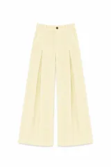 Pantalon de pana de corte ancho con pinzas delanteras, cierre frontal con boton y bolsillos laterales.