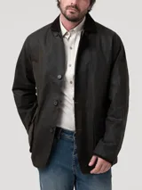 Chaqueta de estilo clásico confeccionada en tela encerada impermeable, con cuello de cotelé, cierre frontal con botones y bolsillos delanteros con solapa.