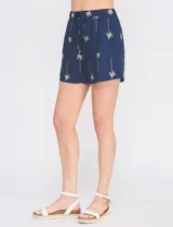 Short azul marino de tiro alto con bordado tropical de palmeras en tono beige, bolsillos laterales y cintura elastizada.