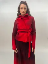 Chaqueta roja de lana merino afieltrada con teñido degradé. Tiene cuello grande y lazos para atar en la cintura.