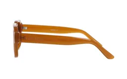 Lentes de sol con montura cuadrada color marrón y lentes grises.