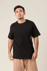 Remera negra de algodón con estampado frontal de la palabra "Emotion" en color blanco.