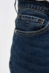 Jean de corte recto clásico con cadera levemente holgada, en tono azul medio con efecto de lavado sutil.