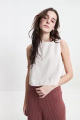 Musculosa color crudo estilo lino, con escote redondo.