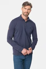 Remera de manga larga tipo buzo liviano, confeccionada en tejido jersey color gris melange. Presenta cuello mao con tapeta de tres botones y puños en rib.