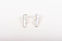 Aros colgantes con forma irregular, de nácar con engarce dorado.