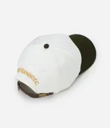 Gorra de algodón color blanco con visera curva y ajuste de hebilla de cuero marrón. Presenta bordado frontal con letras "Pagodinho F.C." en dorado.