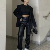 Pantalón de ecocuero negro, de corte recto y tiro alto.