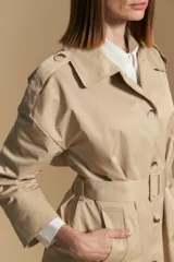 Trench azul marino de corte clásico con cuello amplio, botones frontales grandes en color beige, y detalles en los hombros.