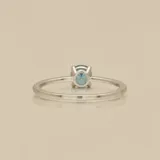 Anillo de plata 925 con piedra topacio celeste de corte rectangular engarzada en seis puntas y diseño fino.