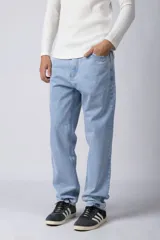 Jean de corte mom oversize, color negro lavado, con diseño de cinco bolsillos y cierre frontal con botón y cremallera.