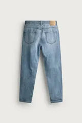 Jeans de corte slim cropped confeccionados en denim de algodón rígido con efecto lavado. Presentan tiro medio, cierre frontal con cremallera y botón, y diseño clásico de cinco bolsillos.