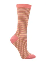 Medias de caña media confeccionadas en fibra de bambú, con diseño de rayas horizontales en tonos rosados, beige y marrón. Presentan talón y puntera reforzados en color rosado sólido.