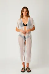 Kimono largo de red color blanco, con diseño calado, cuello profundo y cordón ajustable en la cintura.