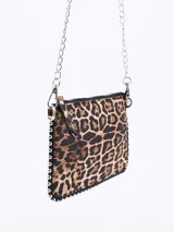 Bandolera negra con cierre superior y tachas plateadas en el borde.