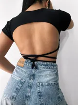 Remera corta de morley con mangas cortas y tiras para atar en la cintura.