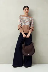 Sweater de punto color crudo con estampado animal print en tonos marrones, de mangas abullonadas y puños elastizados.