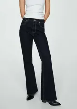 Pantalón jeans de tiro alto con diseño acampanado, confeccionado en tejido de algodón con un ligero toque de elastano. Presenta un lavado oscuro tipo rinse, cierre frontal con cremallera y botón, y cuenta con cinco bolsillos.