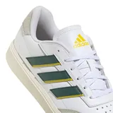 Championes urbanos Adidas modelo Urban Courtblock, de color blanco con detalles en verde oscuro, amarillo y gris. Presentan un diseño de inspiración tenística con puntera reforzada en gamuza gris, las icónicas tres tiras laterales en verde con bordes amarillos y el logo de la marca en la lengüeta.