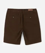 Bermuda masculina slim confeccionada en sarga de algodón con elastano, color beige, con bolsillos laterales tipo chino, bolsillos traseros embutidos con botón, trabillas en la cintura y cierre frontal con botón y cremallera.