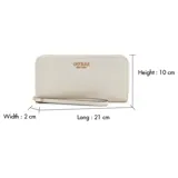 Billetera Guess modelo Amorette de color blanco, confeccionada en material sintético con cierre perimetral, herrajes dorados, logo de la marca en la parte frontal y correa de muñeca incorporada.