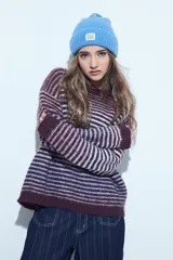 Sweater de tejido de punto con diseño de rayas horizontales en tonos bordó y celeste. Presenta cuello redondo, corte holgado y mangas largas con puños ajustados.