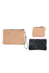 Set de tres necessaires de diferentes tamaños, confeccionados en materiales sintéticos. Incluye un necessaire grande de color marrón con estampado de labios rojos, un mediano negro con acabado brillante y uno pequeño marrón claro con la inscripción 'Oreiro Love' y tira de muñeca.