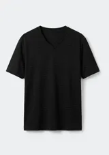 Remera básica de cuello en V y manga corta, confeccionada en tejido melange negro de textura flamé.