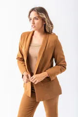 Blazer sastrero color camel, con solapas anchas y corte clásico.