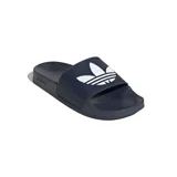 Sandalias Adidas Adilette Lite color azul marino con logo de Adidas en blanco.