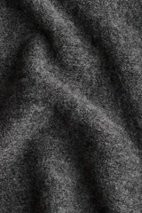 Saco largo de punto fino color gris oscuro, con lana en la trama. Diseño sin cierre, con hombros caídos y ribete acanalado en nuca, puños y bajo.