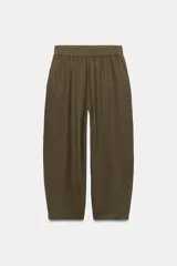 Pantalón de lino marrón oscuro, de corte barrel con pernera holgada que se estrecha hacia el tobillo, cintura elástica y bolsillos delanteros.