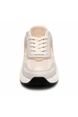 Zapatilla urbana York con diseño chunky, combinada en tonos beige, tostado y detalles en negro y gris. Confeccionada con paneles de malla transpirable y superposiciones sintéticas, cuenta con suela gruesa amortiguada y cordones tono sobre tono.
