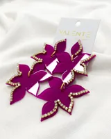 Aros colgantes con forma de flor fucsia y borde de strass.