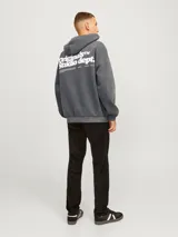 Hoodie gris con capucha, manga larga y calce oversize.