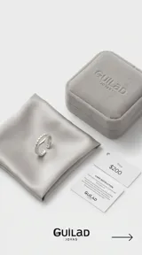 Anillo de plata 925 con diseño abierto y ajustable, compuesto por dos bandas: una con textura de pequeñas esferas y otra lisa y curva.