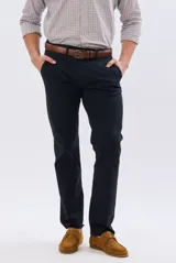 Pantalon azul marino de corte ajustado, con trabillas para cinturón y bolsillos laterales, confeccionado en tejido liviano con elasticidad.