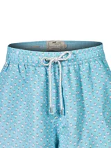Short de baño celeste de RKF, confeccionado con poliéster reciclado. Presenta un estampado integral de pequeños pingüinos, cintura elástica con cordón ajustable blanco y gris, y bolsillos laterales.