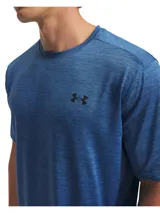 Remera deportiva Under Armour de manga corta, color azul melange, con cuello redondo y el logo de la marca estampado en el pecho.