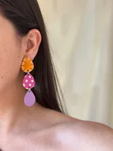 Aros colgantes con tres piezas geométricas de alpaca o bronce pintadas a mano, con perno de acero quirúrgico.