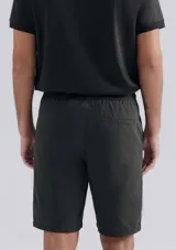 Bermuda de corte recto en color negro, confeccionada en tejido de algodón, con cierre frontal y bolsillos laterales.