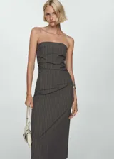 Vestido midi de corte entallado con diseño palabra de honor y estampado de raya diplomática. Presenta detalles drapeados en la cintura, cierre de cremallera en la parte posterior y abertura trasera.