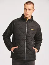 Campera acolchada de color negro con diseño de rombos, cierre frontal completo y cuello alto. Presenta el logo de la marca Caterpillar en un parche de silicona sobre el pecho.