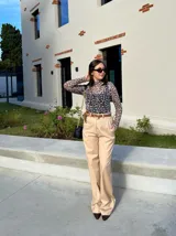 Pantalón de vestir beige de corte recto y tiro alto.