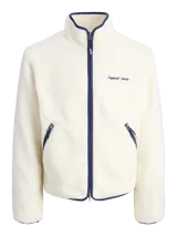 Campera de tejido tipo teddy color crema, con cuello alto, cierre frontal completo y ribetes en color azul marino. Presenta bolsillos laterales con cierre y bordado en el pecho.